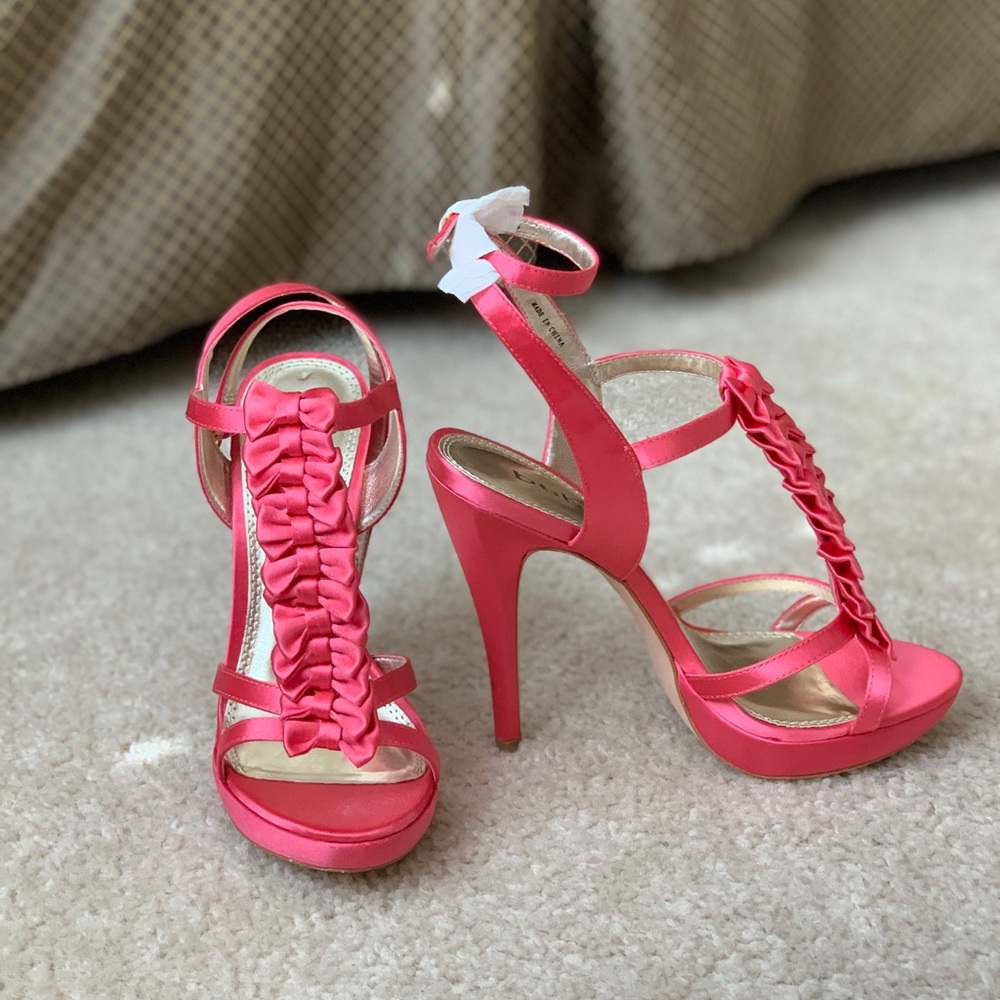 💖🎀 NWOT Bebe pink wrap around ankle heels 7
